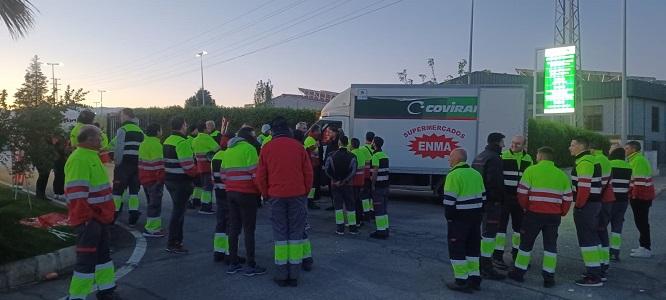 Trabajadores a las puertas del centro logístico de Atarfe.