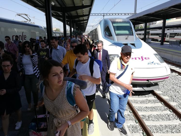 Viajeros del primer AVE procedente de Madrid a su llegada a Andaluces.