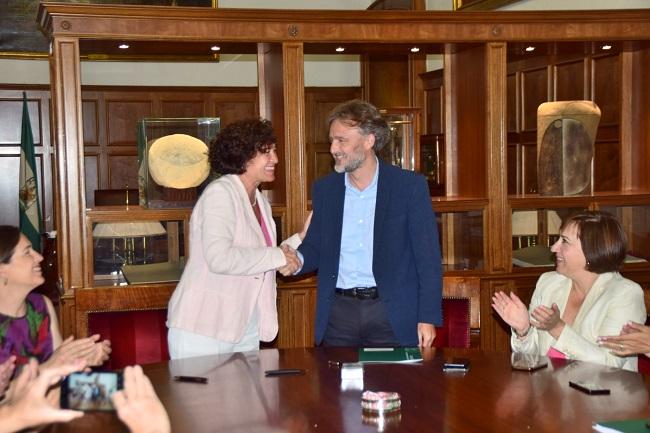 La rectora y el consejero de Medio Ambiente rubrican el acuerdo. La rectora y el consejero de Medio Ambiente rubrican el acuerdo.