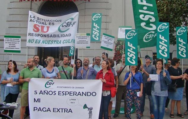 Concentración sindical en la puerta del Ayuntamiento de Granada. 