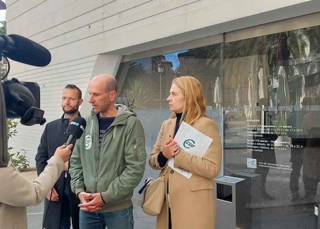 Responsables de CSIG Granada este miércoles ante el Centro Lorca.
