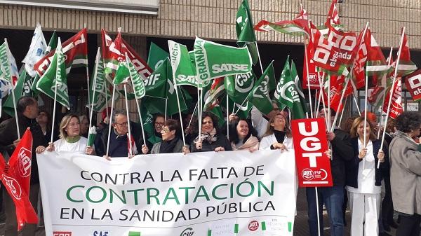 Concentración a las puertas del Hospital de Baza.