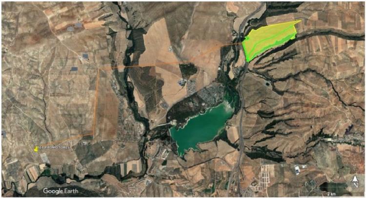 En amarillo, el área que ocupará la planta solar CSF Cubillas, junto al pantano (en verde) y pegada a la A-44. Las otras dos plantas se situarán a la izqda. del río Colomera (franja verde oscuro a la izqda. del embalse)