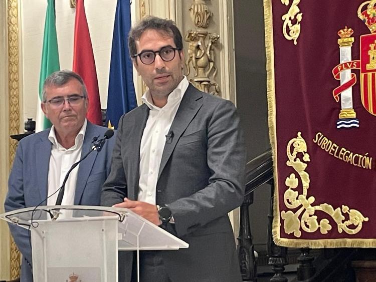 El vicepresidente primero del Gobierno junto al subdelegado del Gobierno en Granada.