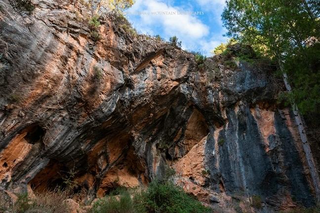 Una de las cuevas y abrigos en los alrededores de La Zubia.