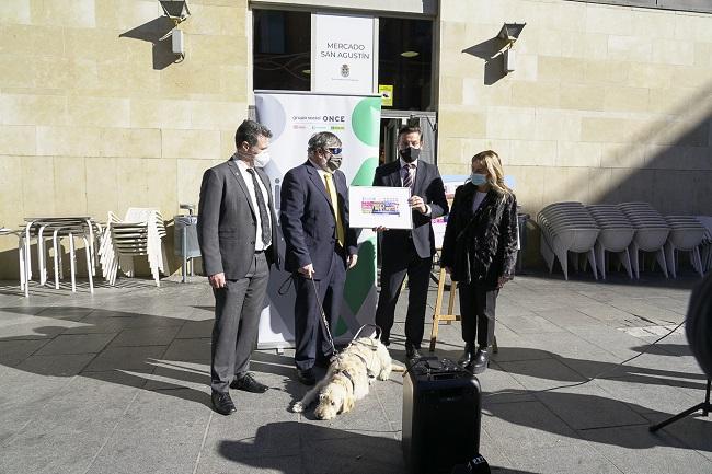 De izquierda a derecha, Fermín Navarro, Alberto Morillas, Luis Salvador y Eva Martín. Los representantes de la ONCE con el alcalde y la concejala de Participación.