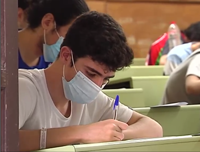 Estudiantes haciendo un examen. 