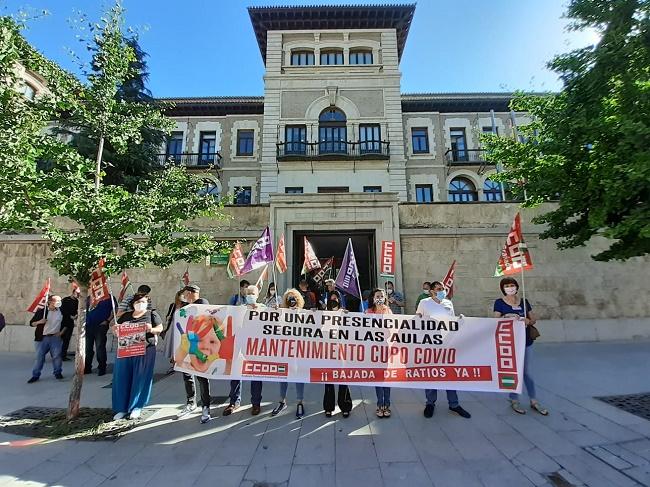 Concentración a las puertas de la Junta. 