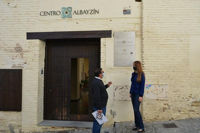 Virginia Fernández junto al director del Centro Albayzín, Antonio Suárez. 