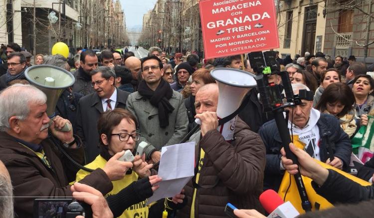 Lectura del manifiesto contra el aislamiento ferroviario.