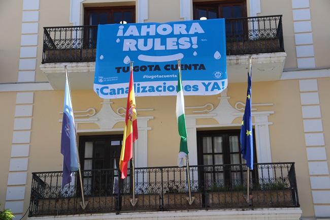 El Ayuntamiento de Almuñécar ha desplegado una gran pancarta reclamando las canalizaciones.
