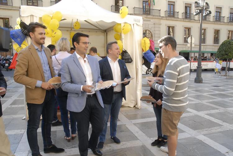 El alcalde reparte material turístico acompañado por los responsables de Turismo de Junta y Diputación.