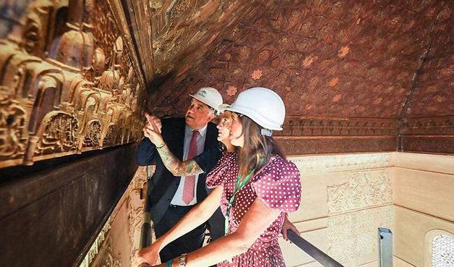 La directora de la Alhambra en una imagen junto al consejero de Turismo y Cultura.