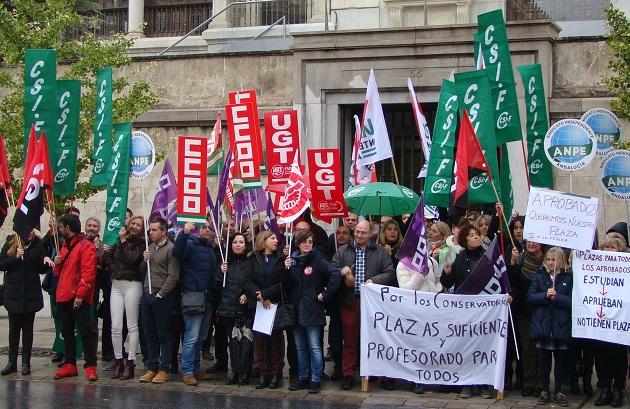 Concentración frente a la sede de la Junta. 