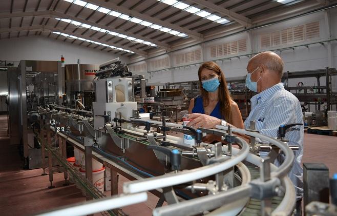 Virginia Fernández visita las instalaciones de la empresa. 