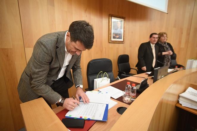 Pedro Fernández, en primer plano, durante el pleno provincial.