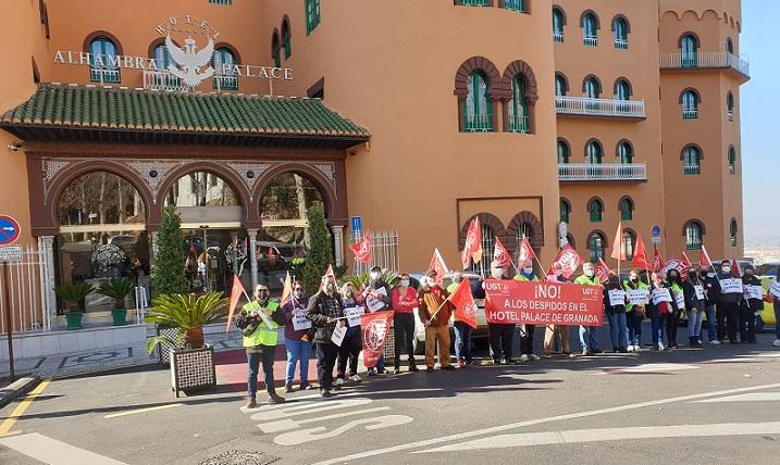 Concentración sindical a la puerta del hotel. 