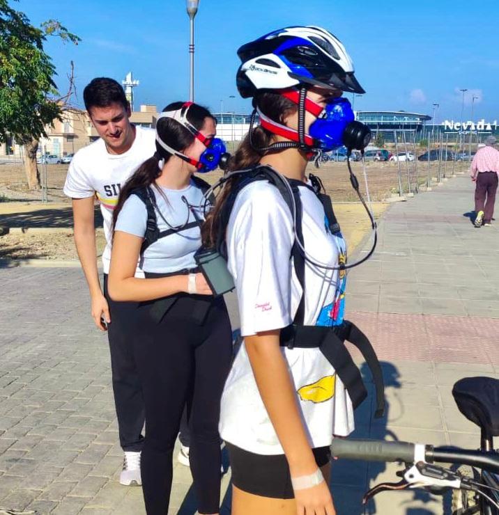 Participantes en el estudio, con máscaras para medir parámetros fisiológicos.