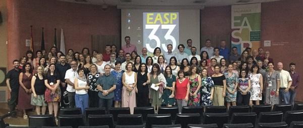 Foto de familia en el 33 aniversario de la escuela.