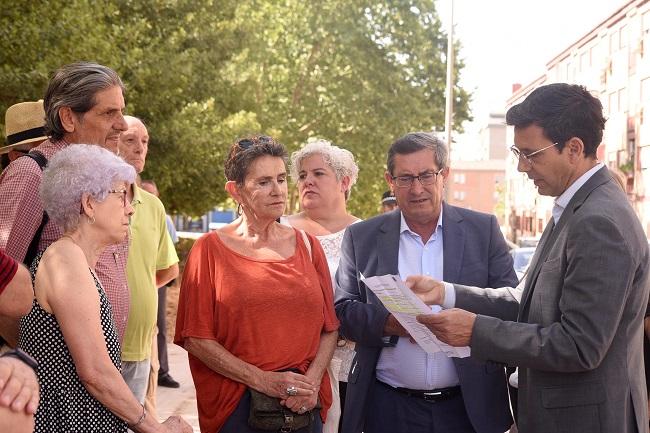 Entrena y Cuenca, con vecinos de la zona en la explicación del proyecto.