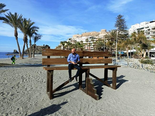 El edil de Turismo, este viernes en la presentación de los bancos.