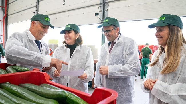 De izquierda a derecha, Fulgencio Torres, Rocío Blanco, José Javier Martín y Toñi Antequera. La consejera, durante la visita.