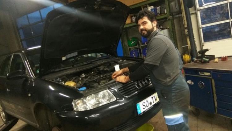 Andrés García, en el taller donde trabaja, en la ciudad alemana de Soest.