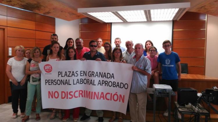 Encierro de los trabajadores en la Agencia Tributaria de Granada.