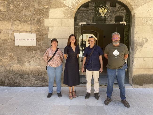 Entrega de los archivos de Alfonso Domingo Álvaro (segundo por la derecha).