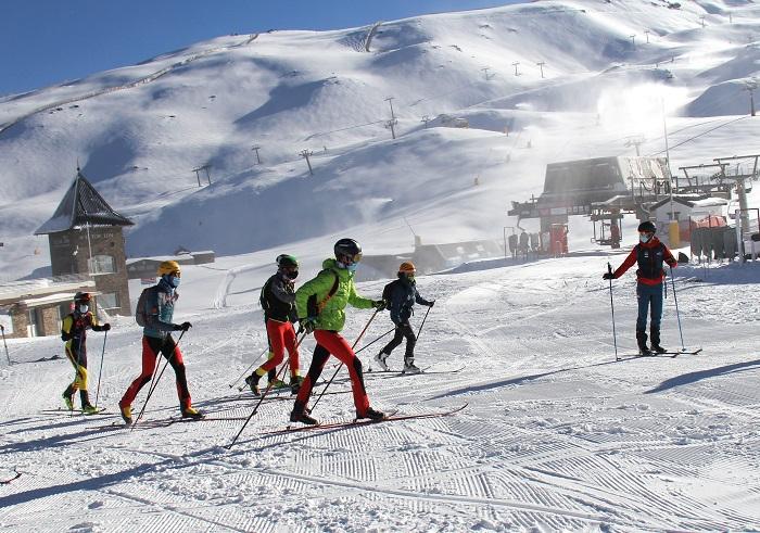 Imagen del entrenamiento de los deportistas federados, este sábado en Sierra Nevada.