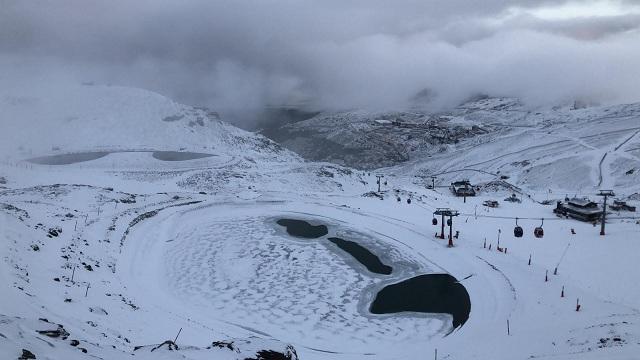Laguna de captación de agua junto a la zona de Borreguiles Laguna de captación de agua junto a la zona de Borreguiles, esta mañana.