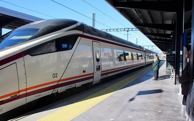 El primer tren Avant con Sevilla, en la estación granadina. 