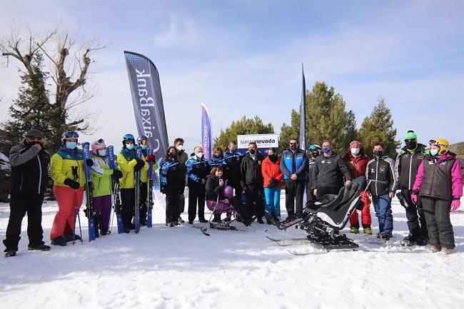 Sierra Nevada recibe la cesión de equipos para esquí adaptado.