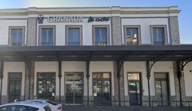 Fachada de la estación de tren de Granada. 