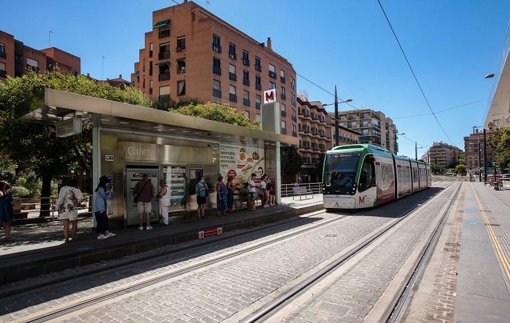 El Metro a su paso por la Caleta, en una imagen de archivo. 