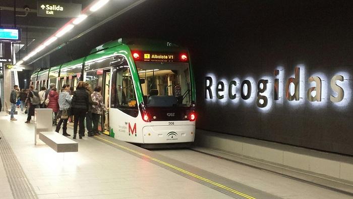 Viajeros suben al Metro en la estación de Recogidas. 