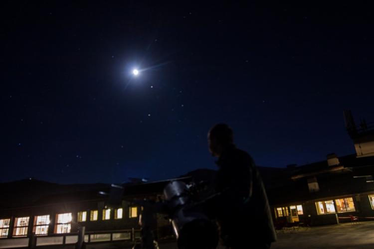 La imagen capta el destello de una estrella fugaz. La imagen capta el destello de una estrella fugaz.