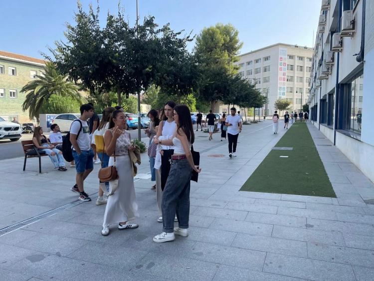 Estudiantes de la UGR en el Campus de Fuentenueva. 