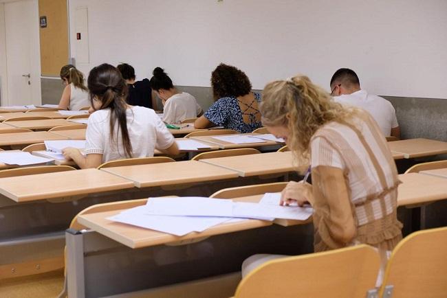 Aspirantes en un examen.
