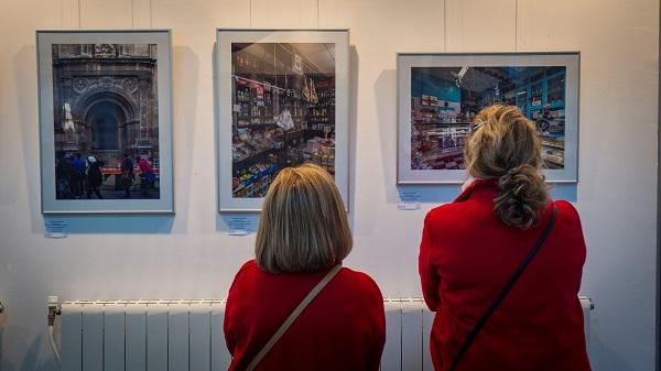 La exposición hace un recorrido fotográfico por comercios tradicionales.