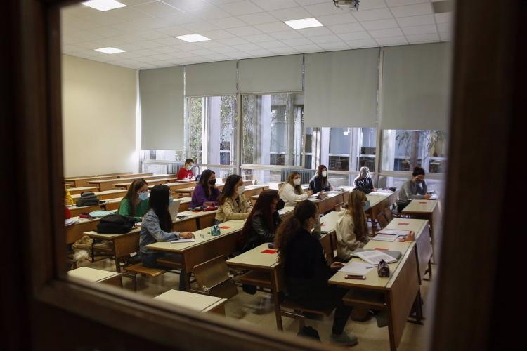 Aula en una facultad de la UGR antes de suspenderse las clases presenciales.