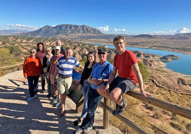 Responsables de agencias de viajes, junto al pantano del Negratín, con el cerro Jabalcón al fondo, cuyo paisaje puede verse alterado por un parque eólico en la cima y las tuberías de una central hidroeléctrica de bombeo. 