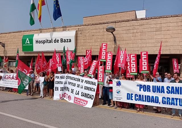 Concentración sindical en la puerta del Hospital de Baza.