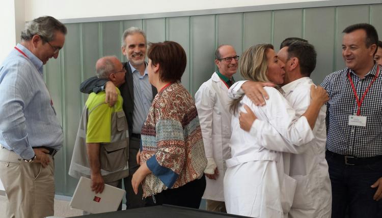 El consejero de Salud y los responsables del hospital se abrazan tras finalizar con éxito el operativo.