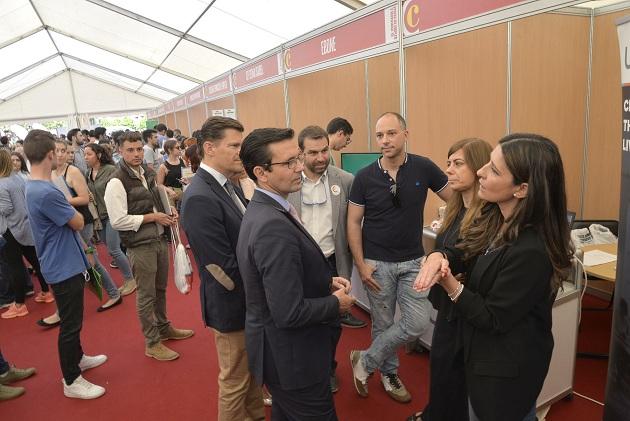 El alcalde visita la Feria de Empleo de la Cámara de Comercio. 