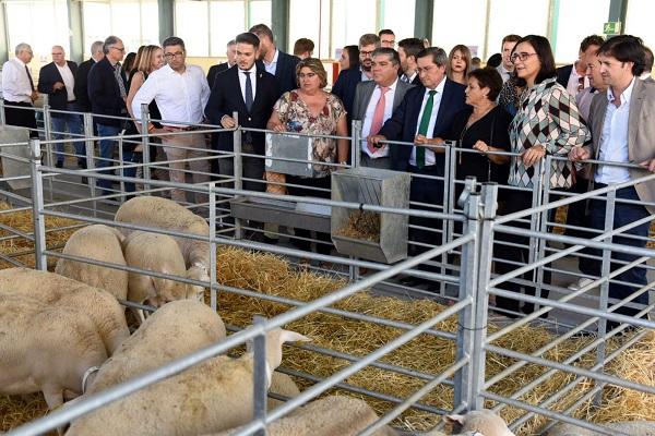 Representantes de las instituciones durante su visita a la feria este jueves.