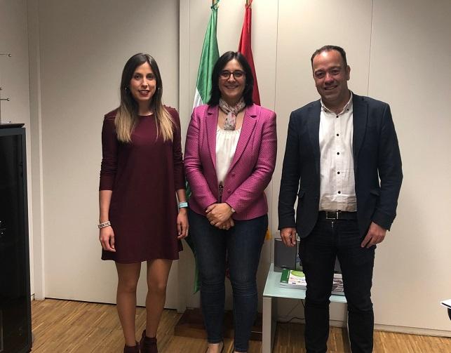 Paqui Fernández, consejera delegada de Fermasa; María José Martín, delegada de Agricultura; y Raúl Robles, director gerente de Fermasa.