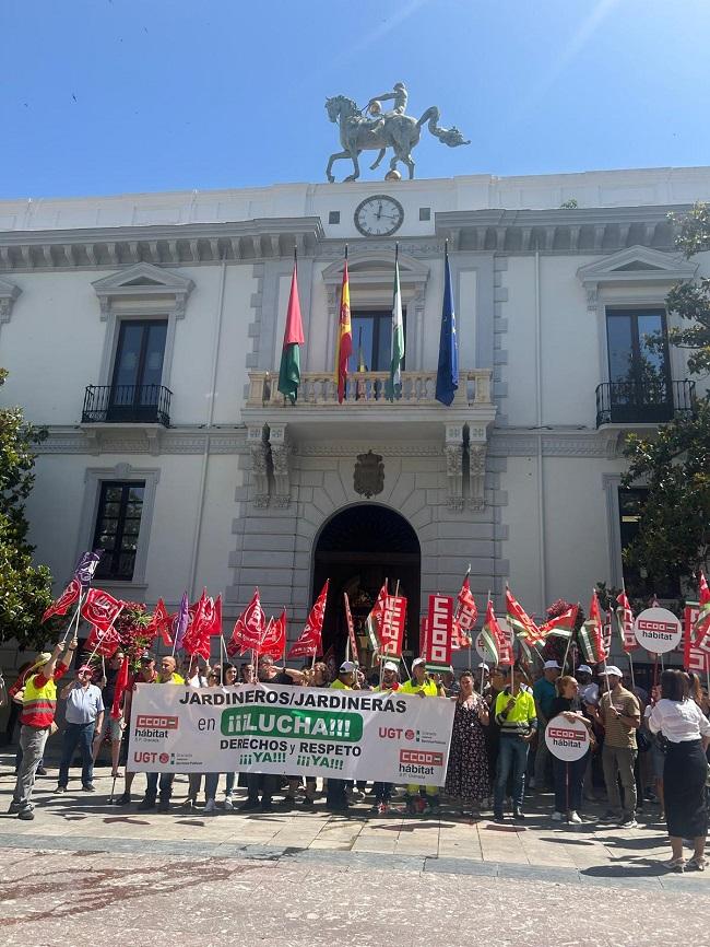 Protesta ante el Ayuntamiento de Granada.