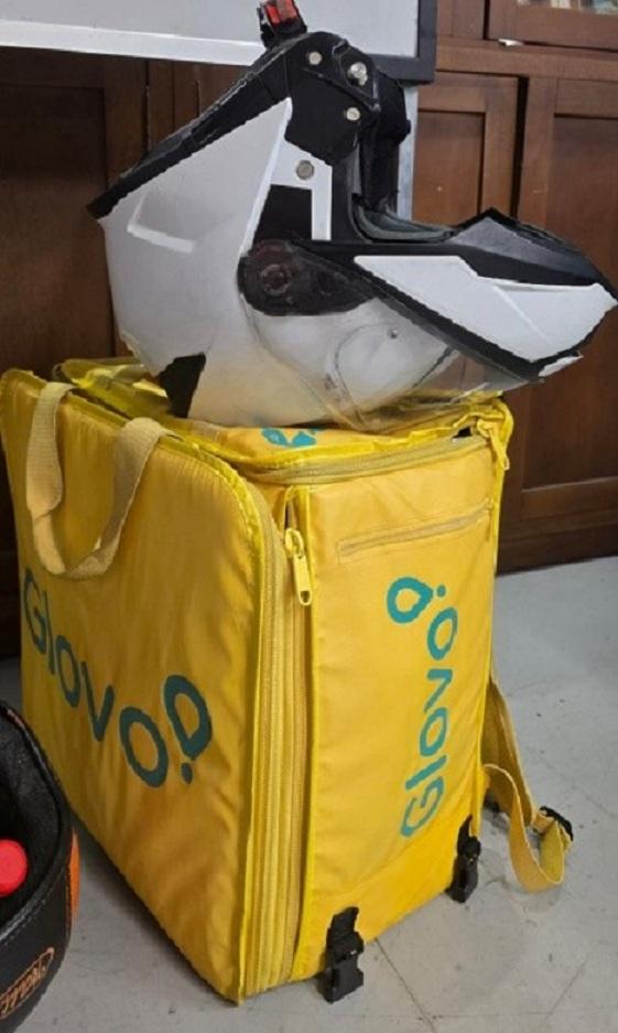 Material de trabajo del personal de Glovo. 