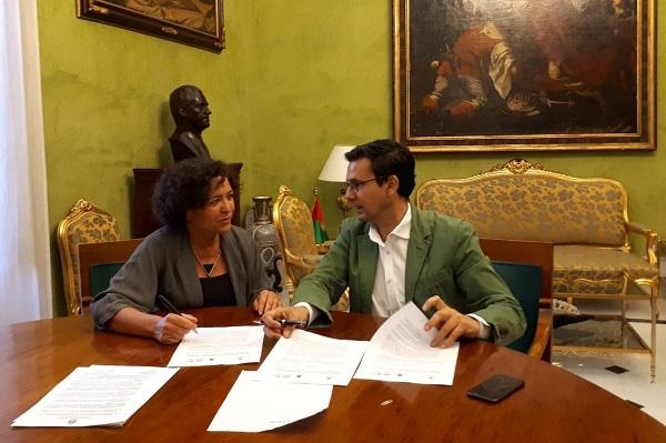 El alcalde y la rectora durante la firma de la cesión del inmueble.